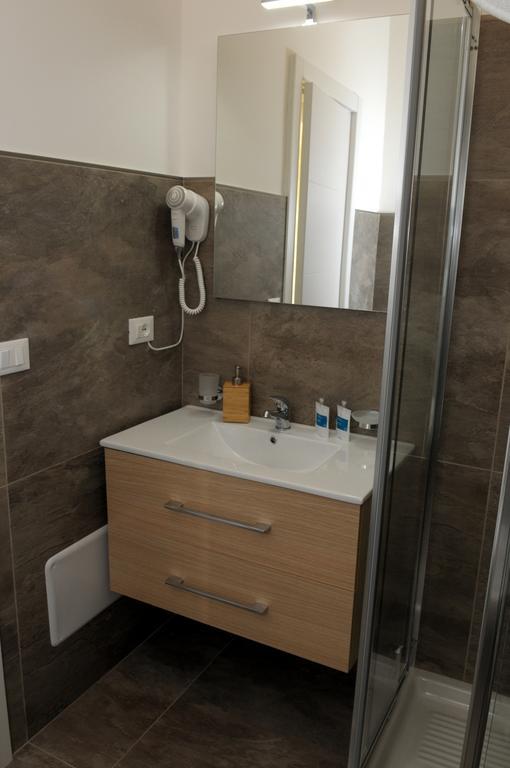 Della Torre Rooms Лече Екстериор снимка